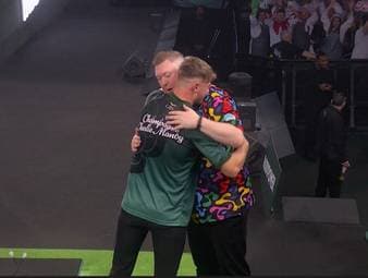 Ricky Evans sorgt in Runde 3 für eine große Show bei seinem Walk-on. Allerdings wird er anschließend von WM-Debütant Charlie Manby ausgebremst.