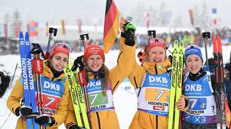 Die deutschen Biathletinnen bejubeln ihren Staffelsieg