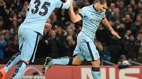 Kun Aguero wird vom Teamkollegen Stevan Jovetic abgeklatscht