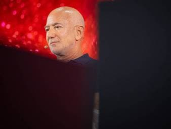 Der FC Liverpool hat sich mit einem Konsortium um Amazon-Gründer Jeff Bezos auf den Verkauf eines 30-prozentigen Klubanteils geeinigt. Der Deal soll rund 1,4 Milliarden Pfund wert sein.