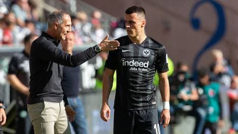 Adi Hütter (l., mit Filip Kostic) holte in der englischen Woche vor der Länderspielpause drei Siege