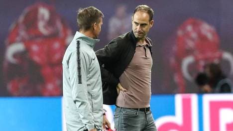 Oliver Mintzlaff (R) macht klar, dass der Trainerstuhl von Jesse Marsch bei RB Leipzig wackelt