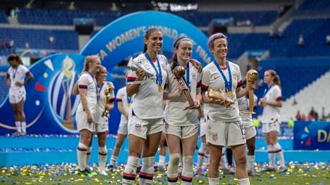 Das Frauen-Team um Megan Rapinoe (rechts) wird wohl vor Gericht ziehen