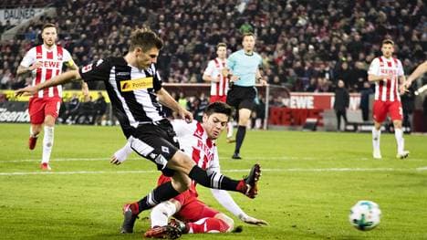 Jonas Hofmann wurde in der Schlussphase von Jorge Mere im Strafraum von den Beinen geholt