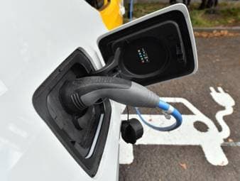 Batterien von E-Autos mit besserer Umweltbilanz