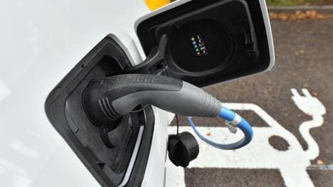 Der Akku eines Elektroautos wird an einer Ladestation geladen