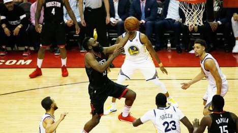 James Harden (2.v.l.) war mit 27 Punkten gemeinsam mit Eric Gorden bester Scorer der Houston Rockets