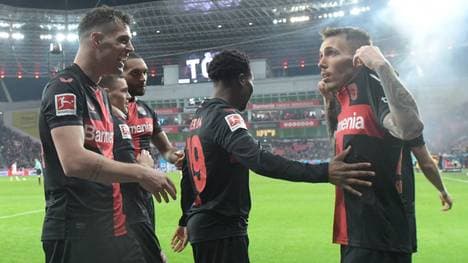 Bayer Leverkusen hat den FC Bayern im Bundesliga-Topspiel mit 3:0 besiegt