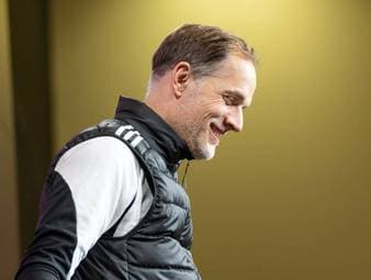 Nach der Vertragsverlängerung von Sebastian Hoeneß beim VfB Stuttgart müssen die Bayern jetzt auf dem Transfermarkt langsam mal aktiv werden. Aber wer wird am Ende bei den Münchnern auf der Trainerbank sitzen? Und was will Thomas Tuchel ab Sommer machen?