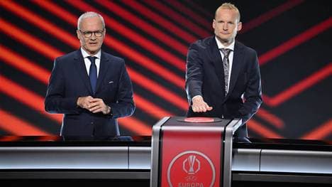 Sebastian Rode trat bei der Europa-League-Auslosung an der Seite von UEFA-Vizegeneralsekretär Giorgio Marchetti auf