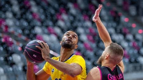 Johannes Thiemann (l,) machte elf Punkte für ALBA Berlin