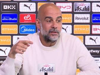 Manchester Citys Trainer Pep Guardiola wird auf die Kritik wegen der angeblich langweiligen Premier League angesprochen. Die Debatte entwickelte sich aufgrund des Champions-League-Spektakels zwischen Bayern und PSG.
