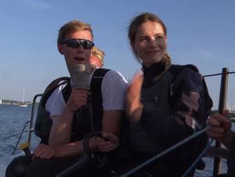 SPORT1-Moderatorin Lili Engels versucht sich beim Segeln. Sie ist bei der Kieler Woche beim Team "Tormund" für eine Probefahrt an Bord zu Gast.