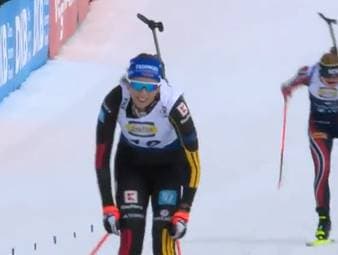 Lou Jeanmonnot stürmt in der Verfolgung von Le Grand Bornand zum Sieg. Beste Deutsche wird Franziska Preuß nach einer Aufholjagd.