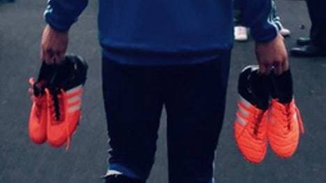 Manuel Neuer präsentiert nach dem Abschlusstraining die Schuhe seines Ausrüsters