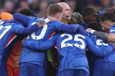 Kurios! Chelsea macht Spielerkreis um Schiedsrichter 