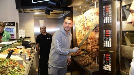 Lukas Podolski lässt mit Provokationen gegen Gladbach-Fans nicht locker