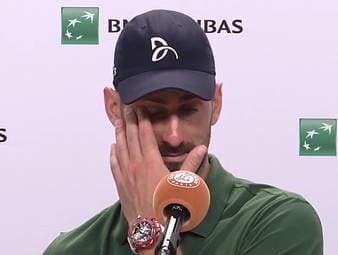 Novak Djokovic wird nach dem frühen Ausscheiden bei den French Open auf ein mögliches Karriereende angesprochen. Der Tennis-Star wirkt sichtlich erschöpft - und lässt viel Raum für Spekulationen.