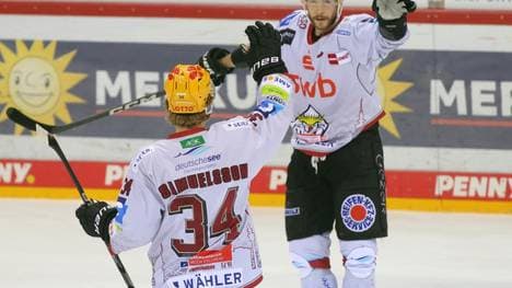 Sieg für Bremerhaven - Jan Urbas (r.) mit Dreierpack