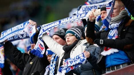 Rostocker Fans demonstrieren gegen die Ticketvergabe in Magdeburg