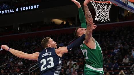Daniel Theis (r.) brillierte gegen Blake Griffin und Detroit