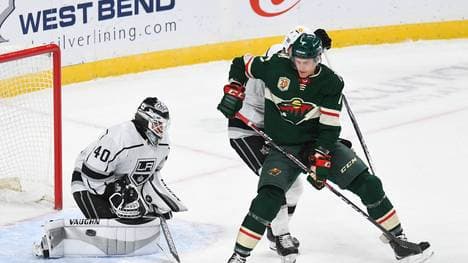 Nico Sturm (r.) spielt in der NHL für die Minnesota Wild