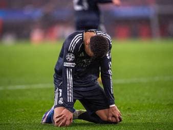 Real Madrid verspielt in einer irren Partie inklusive Gegentor durch den Torwart den sicheren Achtelfinal-Einzug in der Königsklasse. Neuer Trainer, alte Probleme: Das Team steht sich selbst im Weg. 