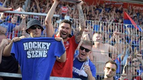 Tim Kleindienst bejubelt den Aufstieg des 1.FC Heidenheim