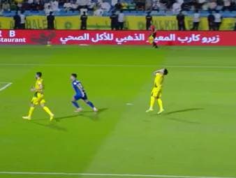 Al Hilal bleibt weiterhin im Titelrennen in der Saudi Pro League. Nach einem fatalen Fehler des gegnerischen Innenverteidigers erzielte Sultan Mandash den Siegtreffer.