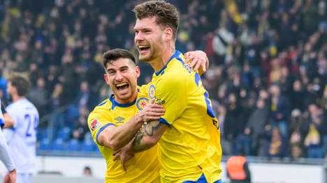 Kevin Ehlers lässt sich nach seinem Tor feiern