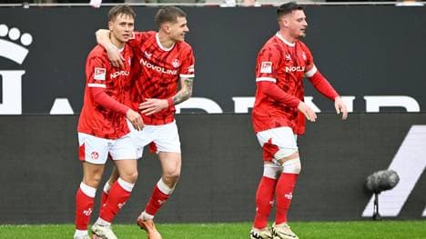 Der FCK um Torschütze Naatan Skyttä (l.) jubelt