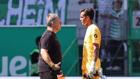 Alexander Zorniger (l.) nahm sich Nahuel Noll direkt zur Brust