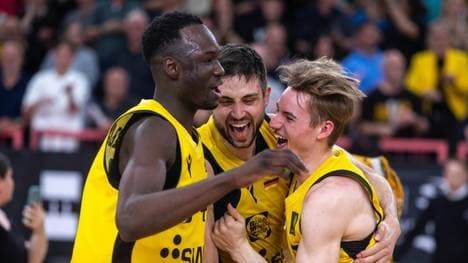 Bakary Dibba, Mateo Seric und Timo Lanmueller jubeln