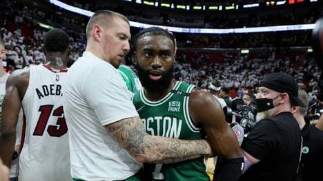 Daniel Theis und Jaylen Brown feiern den Finaleinzug