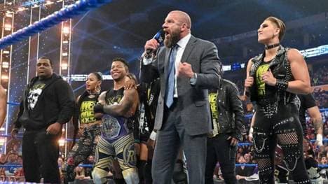 Triple H (im Anzug) ließ zahlreiche NXT-Stars debütieren