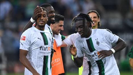 Manu Koné (re.) steht offenbar im Fokus von Newcastle United