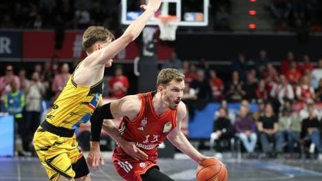 Andreas Obst zieht gegen Ludwigsburg zum Korb 
