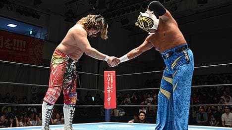 Tiger Mask IV (r.) wird Hiroshi Tanahashi 2026 in den Ruhestand folgen