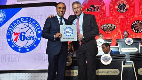 Brett Brown (r.) darf sich mit Philly über den ersten Pick freuen