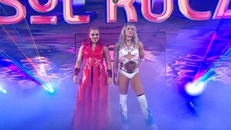 Zaria (l.) und Sol Ruca feierten ihr Debütmatch bei WWE SmackDown