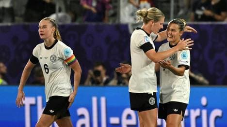 Carlotta Wamser (r.) gibt ihr Startelfdebüt