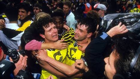 Emotionen pur! Andreas Möller und Michael Zorc liegen sich in den Armen 