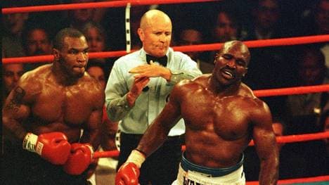 Mills Lane disqualifizierte Mike Tyson (l.) für den Ohrbiss gegen Mike Tyson