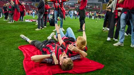 Leverkusen-Fans stürmten den Platz in der BayArena