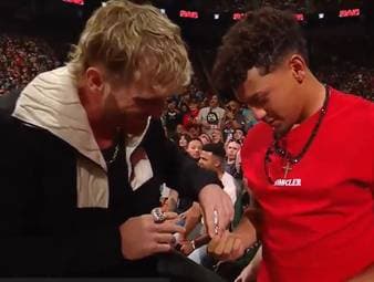 Meister-Quarterback Patrick Mahomes hilft bei einem Gastauftritt bei WWE Logan Paul und stellt ihm seine Super-Bowl-Ringe als Waffe zur Verfügung - die allerdings den falschen treffen.