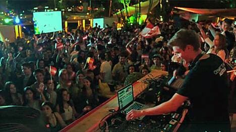 So feierten die Österreicher die Bronzemedaille ihrer Segler Tanja Frank und Thomas Zajac