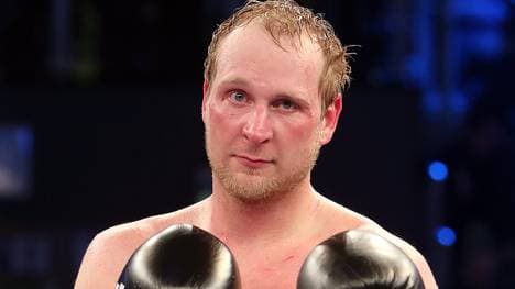 Robert Helenius schickt Franz Rill auf die Bretter