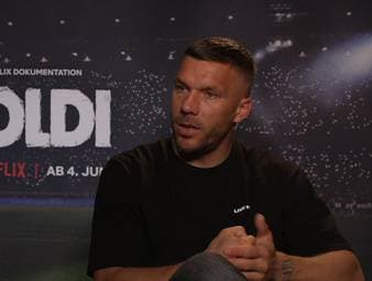 Deutschland ist für Lukas Podolski zwar ein Titelkandidat bei der WM, er erinnert aber ebenso an die vergangenen zwei WM-Turniere, als das DFB-Team jeweils nicht über die Vorrunde hinaus kam. 