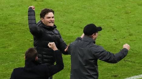 Edin Terzic (l.) zeigte sich bei seinem ersten Auftritt als BVB-Trainer emotional