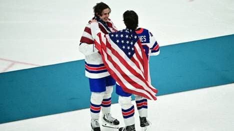 Jack (l.) und Quinn Hughes nach dem Olympia-Finale